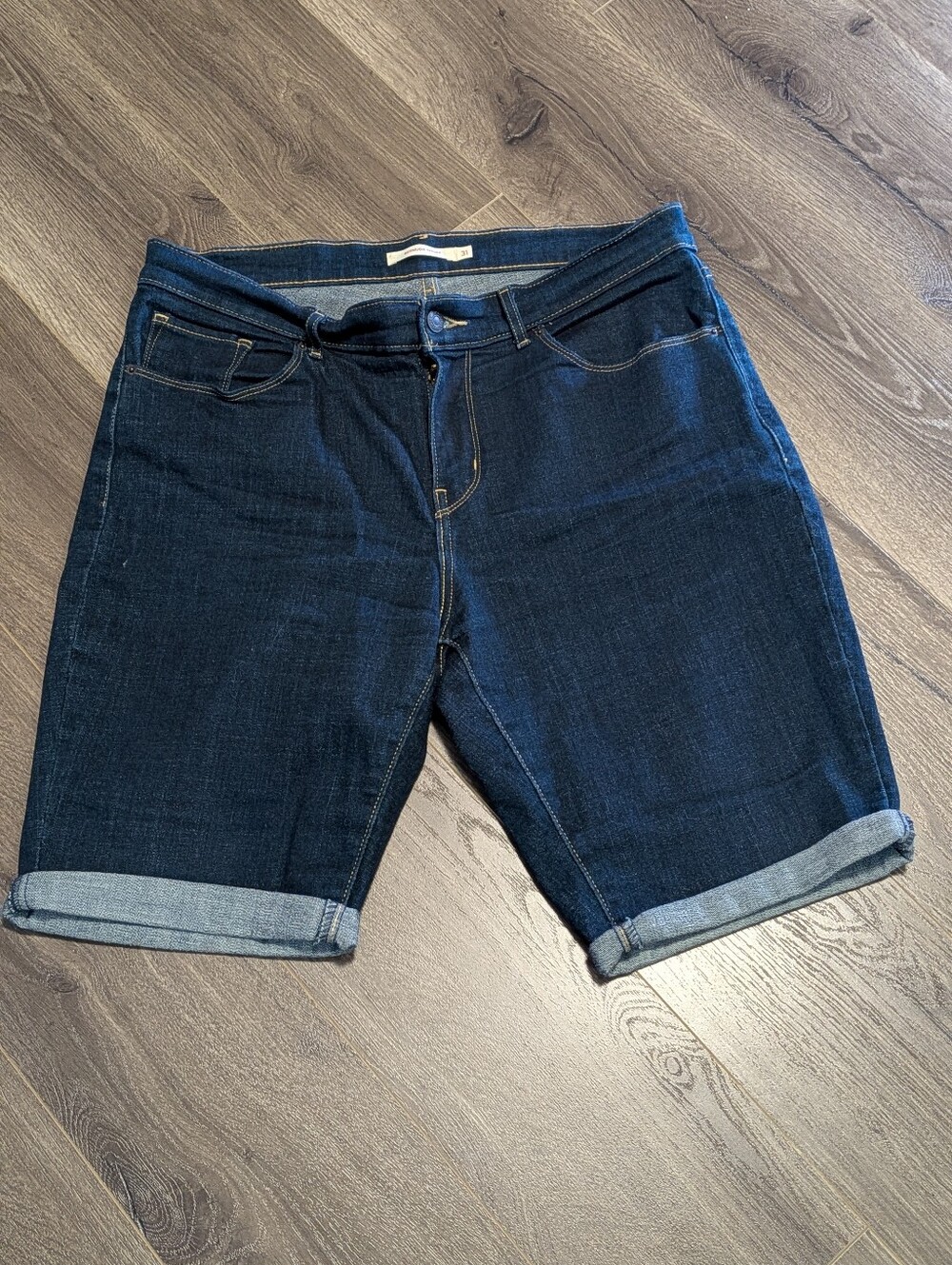 ♥️ Levi's Bermuda Shorts, size 31. Indigo. EUC.